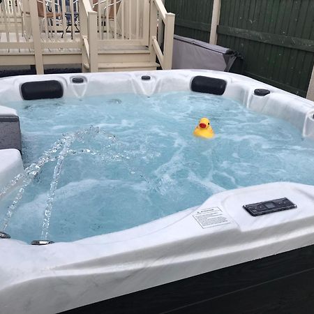 Hot Tub Accommodation North Wales Lodge Rhyl Exterior photo