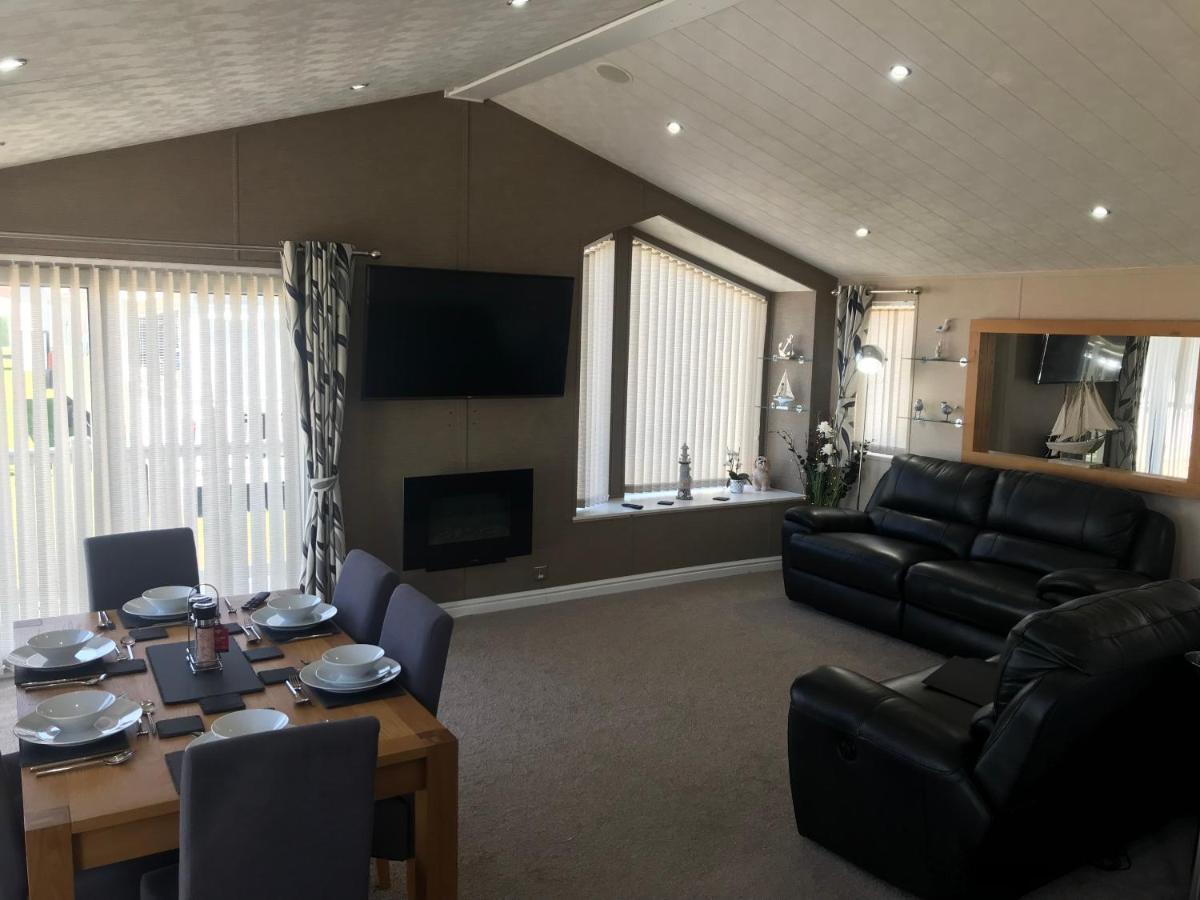Hot Tub Accommodation North Wales Lodge Rhyl Exterior photo